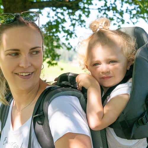 Kind in Babytrage