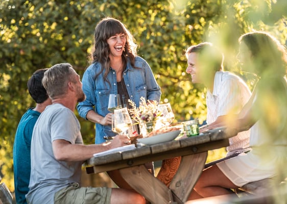 Familien und Freunde beim Grillen