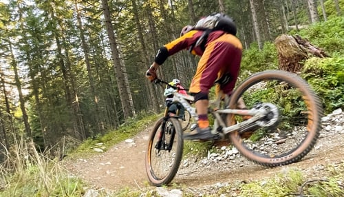 Cr_Bike_ MTB Protektoren wie Knieschoner für Trail fahren mit Mountainbike bei Downhill oder Enduro