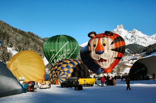 Ballonstart für Ballonfahrer in Filzmoos Ballonfahren auch bei Nacht Jänner 2022 stimmungsvoll