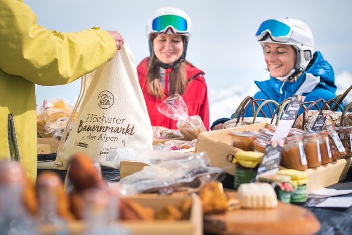 Ski amadé Alpen Urlaub beim höchsten Bauernmarkt in Österreich mit Ski von Hütte zu Hütte und Brot Käsesorten und Edelbrände kosten
