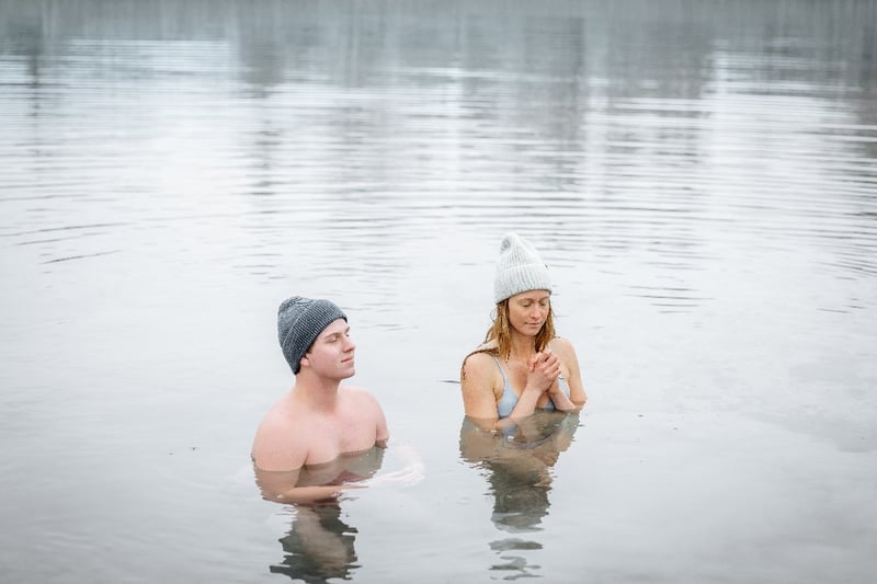 Zwei Personen beim Eisbaden 
