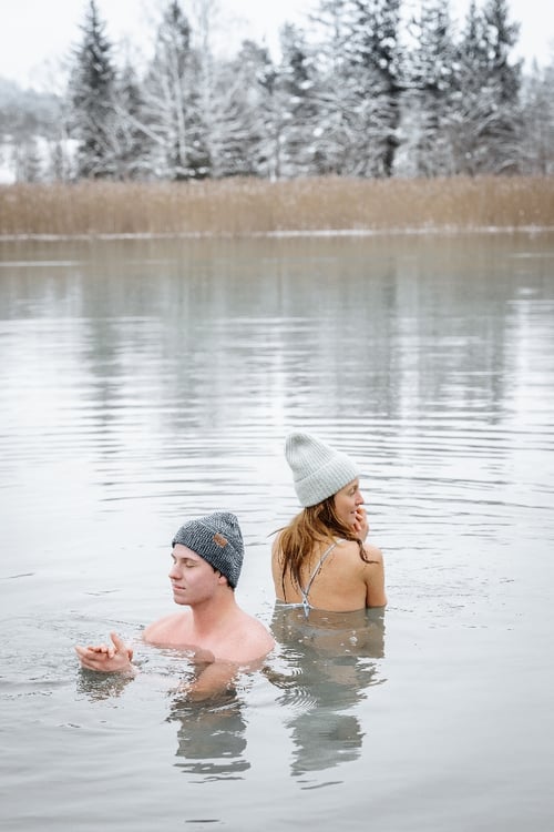 Zwei Personen beim Eisbaden