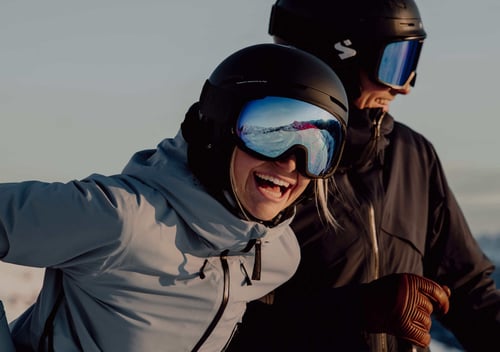 Treffen mit Freunden auf Piste