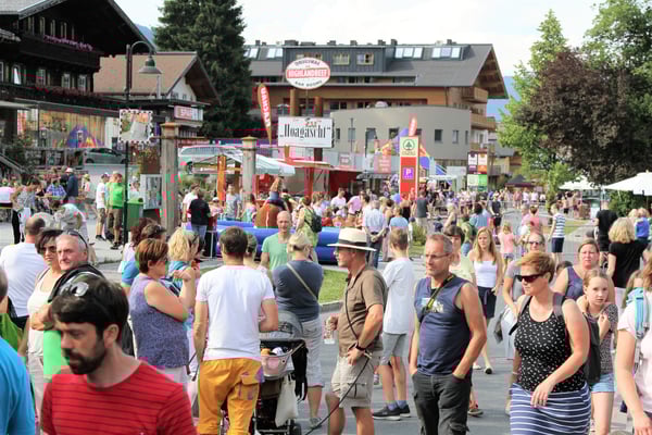 Strassenfest Flachau Menschenmenge Party