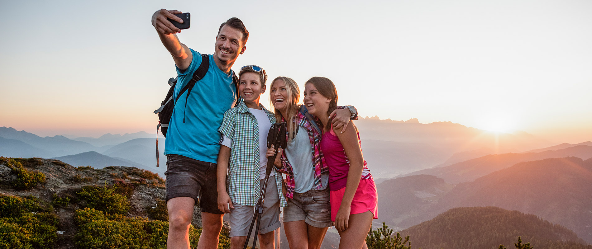 Wandern Kindern Spaßfaktor Tauernhof Hotel Flachau Österreich Wanderurlaub Familienurlaub