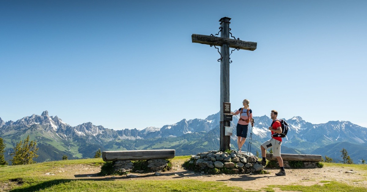 Fit Wanderurlaub Berggipfel Energiekick